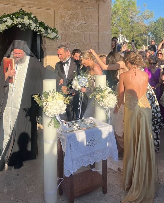 Παντρεύτηκαν ο Πάνος Μουζουράκης και η Μαριλού Κόζαρη: Ο παραμυθένιος γάμος στην Αίγινα