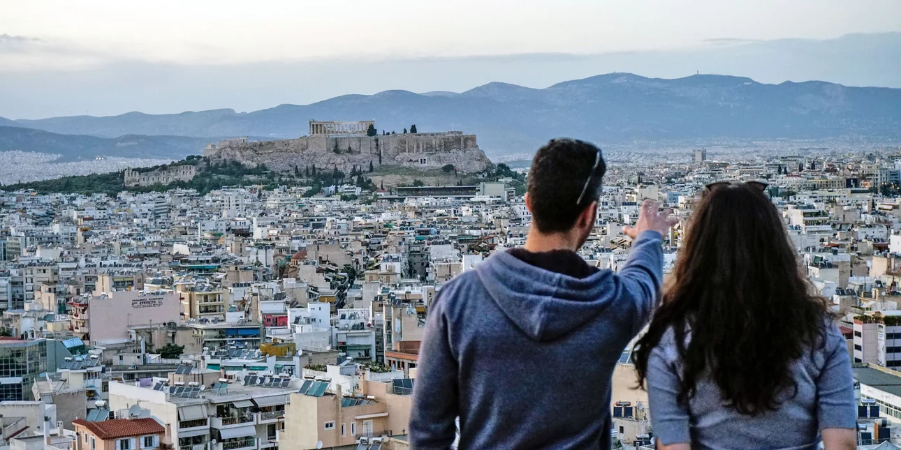 Le Monde: Οι ξένοι αγοράζουν τα πάντα στο κέντρο της Αθήνας