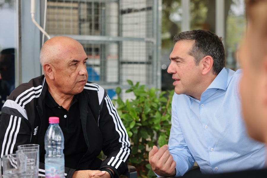 Καφές και ποδοσφαιρική συζήτηση του Αλέξη Τσίπρα με τον Χουάν Ραμόν Ρότσα
