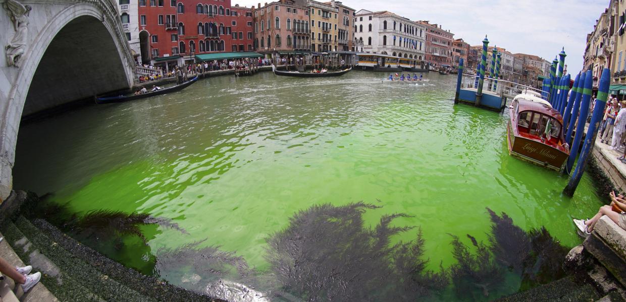 Βενετία: Λύθηκε το μυστήριο γιατί έγινε πράσινο το νερό στο Μεγάλο Κανάλι