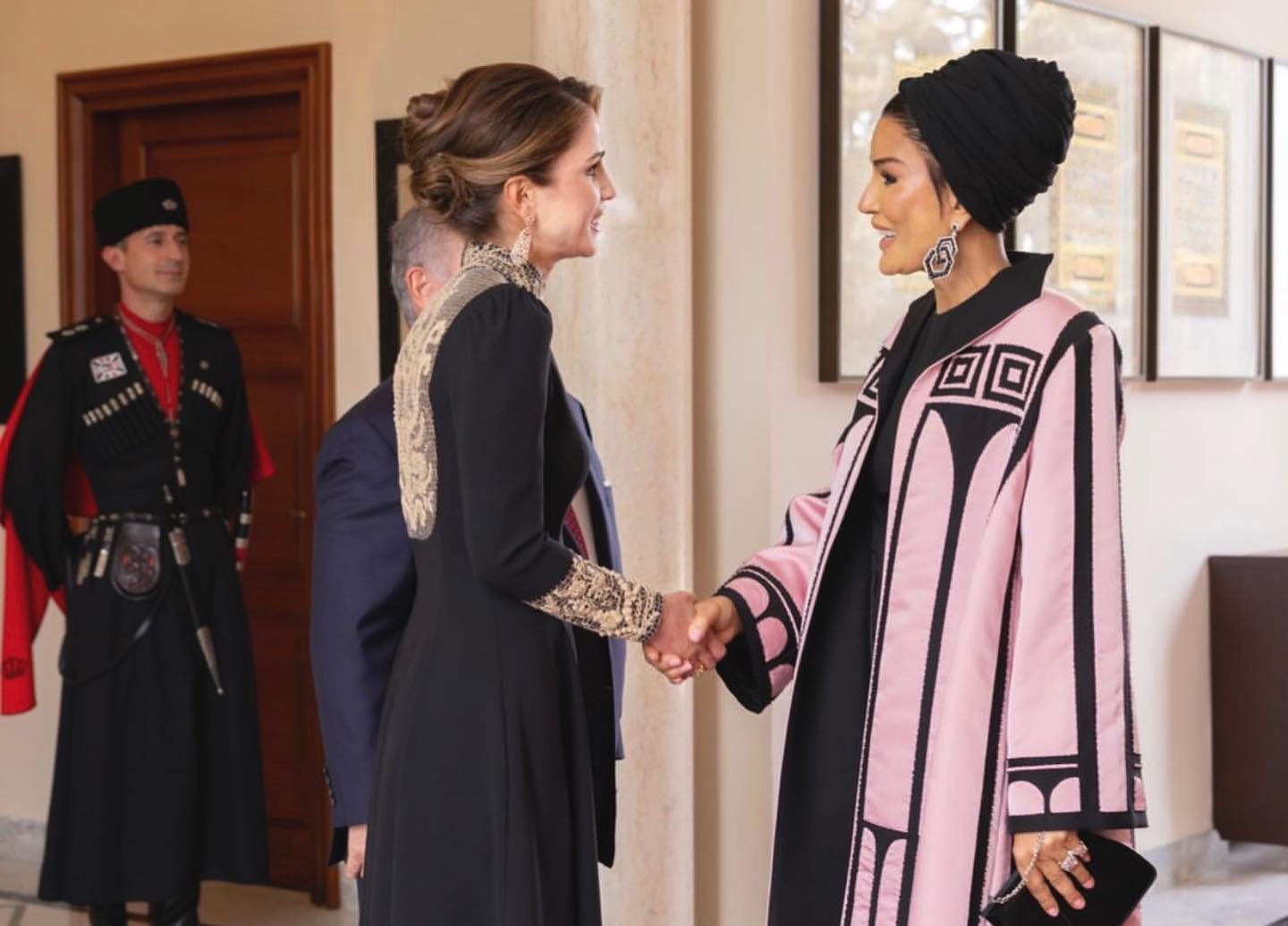 Η εντυπωσιακή Μόζα μπιντ Νάσερ του Κατάρ στο βασιλικό γάμο της Ιορδανίας