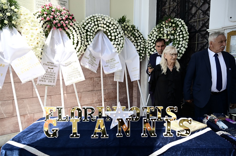 Συγκίνηση στην κηδεία του Γιάννη Φλωρινιώτη: Τον αποχαιρέτισαν με χειροκροτήματα και το «Πειράζει που είμαι μεγάλη φίρμα» (pics)