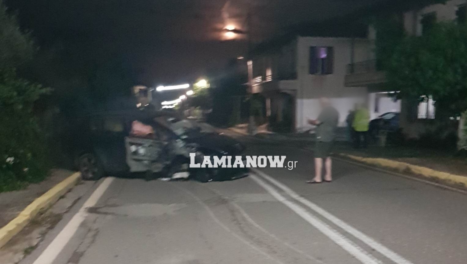 Φθιώτιδα: Αυτοκίνητο έπεσε σε μάντρα σπιτιού – Γλίτωσαν από θαύμα οι επιβάτες (pics)