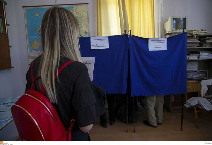 Οι δημοσκοπήσεις και ο πανικός του Μαξίμου γεννούν σενάρια για εκλογές