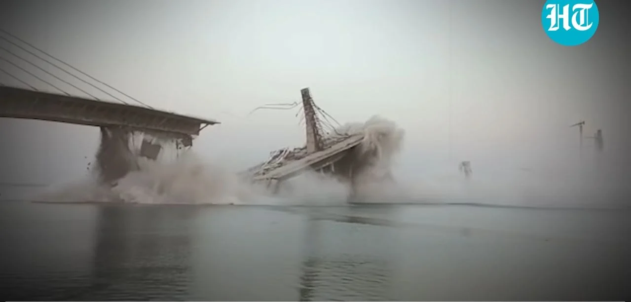 Συγκλονιστικά βίντεο με την κατάρρευση γέφυρας στον Γάγγη