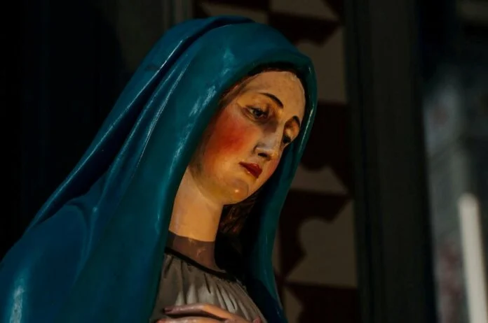 Ιταλία: Χιλιάδες πιστοί συρρέουν να προσκυνήσουν άγαλμα της Παναγίας, που φημολογείται πως χύνει αιματοβαμμένα δάκρυα