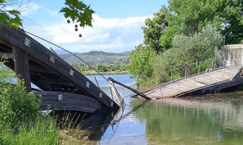 Άρτα: Κατέρρευσε ξύλινη γέφυρα σε πάρκο (vid)