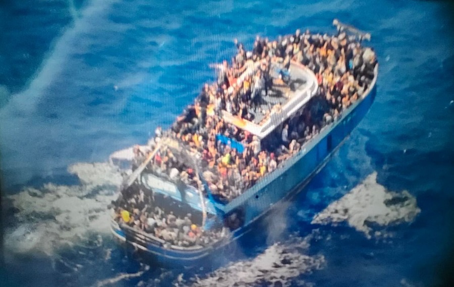 Βίντεο της ντροπής από το πλωτό φέρετρο-Στοιβαγμένοι σαν ζώα οι μετανάστες τους βασάνιζε διακινητής