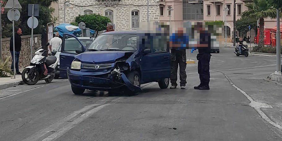 Τρελή πορεία αυτοκινήτου στη Σύρο: Οδηγούσε αιμόφυρτος και έπεσε σε δύο αυτοκίνητα και μία μηχανή (pics)