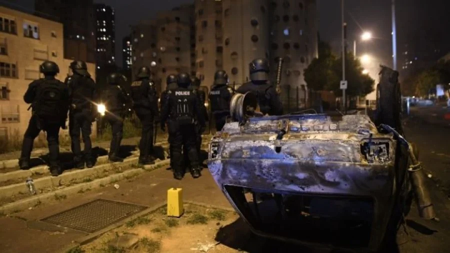 Χαος στη Γαλλία: Η κυβέρνηση Μακρόν κατεβάζει τεθωρακισμένα στις διαδηλώσεις