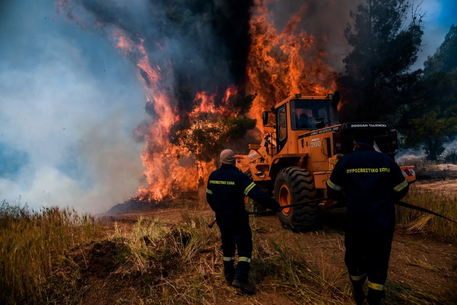 Σούδα: Μεγάλη φωτιά κοντά στον Ναύσταθμο Κρήτης – Εκκενώθηκε οικισμός (vid)