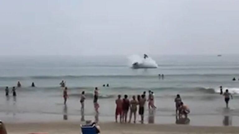 Αεροπλάνο έπεσε στη θάλασσα κοντά σε λουόμενους (βίντεο)