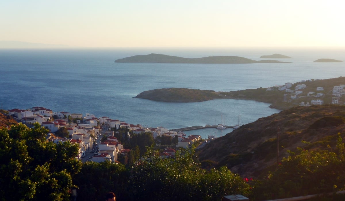 Ποια Μύκονος και ποια Σαντορίνη άλλο είναι το ελληνικό νησί που «ψηφίζουν» Daily Telegraph και Guardian