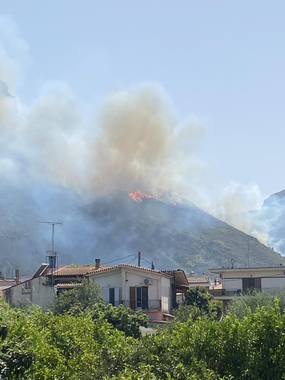 Φωτιά στο Αίγιο: Εκκένωση του οικισμού Κάστρο – Απειλούνται τα Βυτινιώτικα