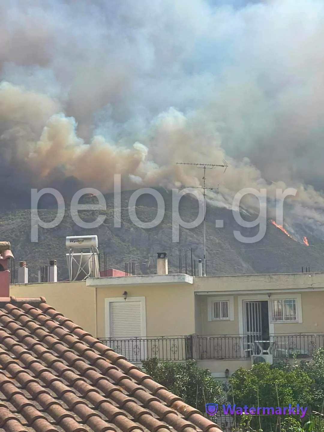 Φωτιά στο Αίγιο: Εκκενώνονται οι οικισμοί Κάστρο και Καθολικό