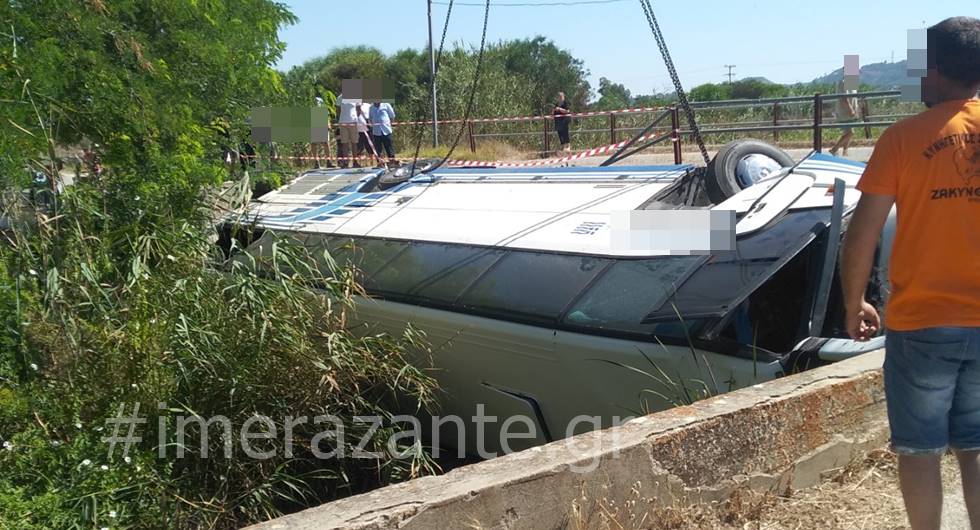 Ζάκυνθος: Τουριστικό λεωφορείο έπεσε από γεφύρι (pics)