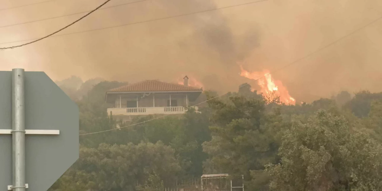 Βιβλική καταστροφή: Μάχη με τις φλόγες στις αυλές των σπιτιών στη Νέα Ζωή Μάνδρας (τρομακτικές φωτό)