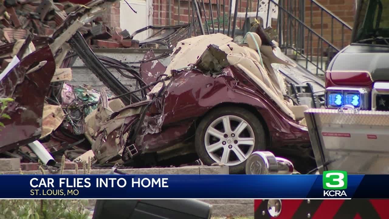 Σοκαριστικό βίντεο: Αυτοκίνητο τινάζεται στον αέρα και καρφώνεται σε σπίτι