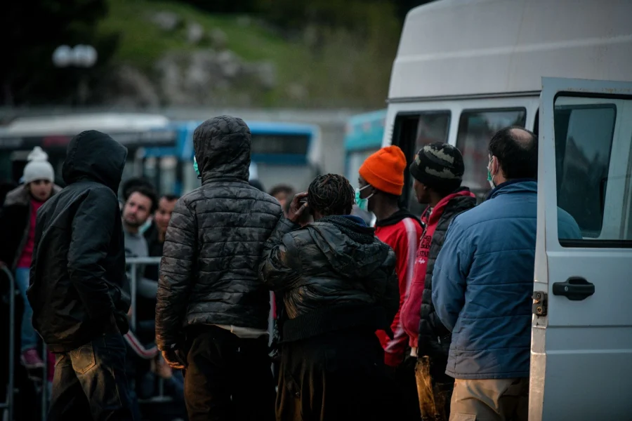 Λέσβος: Oργανωμένο εγκληματικό δίκτυο που γέμισε με παράνομους μετανάστες το νησί – Στο κόλπο μέλη ΜΚΟ – Εμπλέκονται 21 άτομα