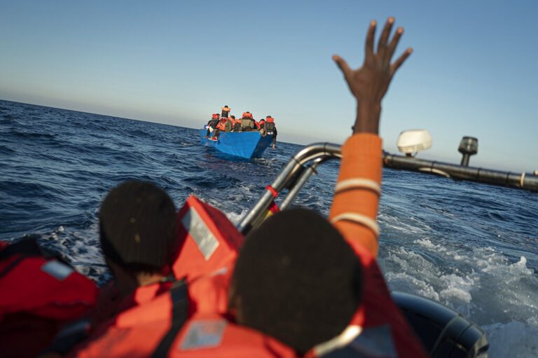 Τραγωδία στη Σάμο: Μια γυναίκα νεκρή σε ναυάγιο μεταναστών – Διασώθηκαν 47
