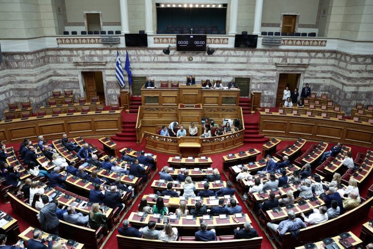 Βουλή: Ψηφίζεται στην Ολομέλεια το νομοσχέδιο για την ψήφο των αποδήμων