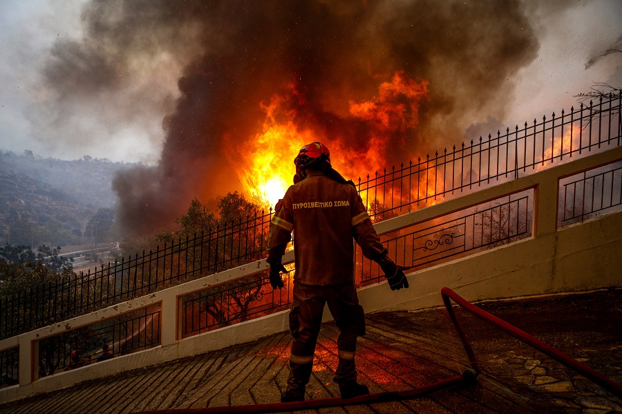 Αναζωπυρώσεις στην Πάρνηθα: Σε 100-200 μ. από την Πάρνηθος οι φλόγες