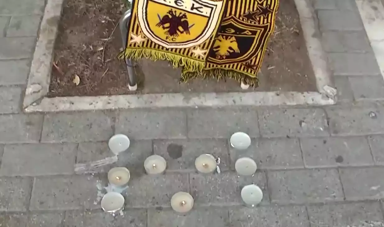 Νεκρός 29χρονος οπαδός της ΑΕΚ: Με κεριά και κασκόλ αποχαιρετούν τον 29χρονο έξω από το γήπεδο