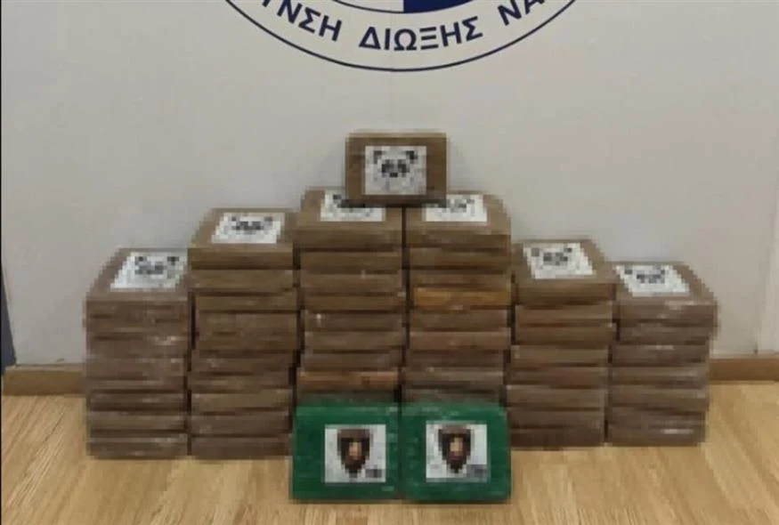 Εντοπίστηκαν 64 κιλά κοκαΐνη σε κοντέινερ στο λιμάνι του Πειραιά (vid)