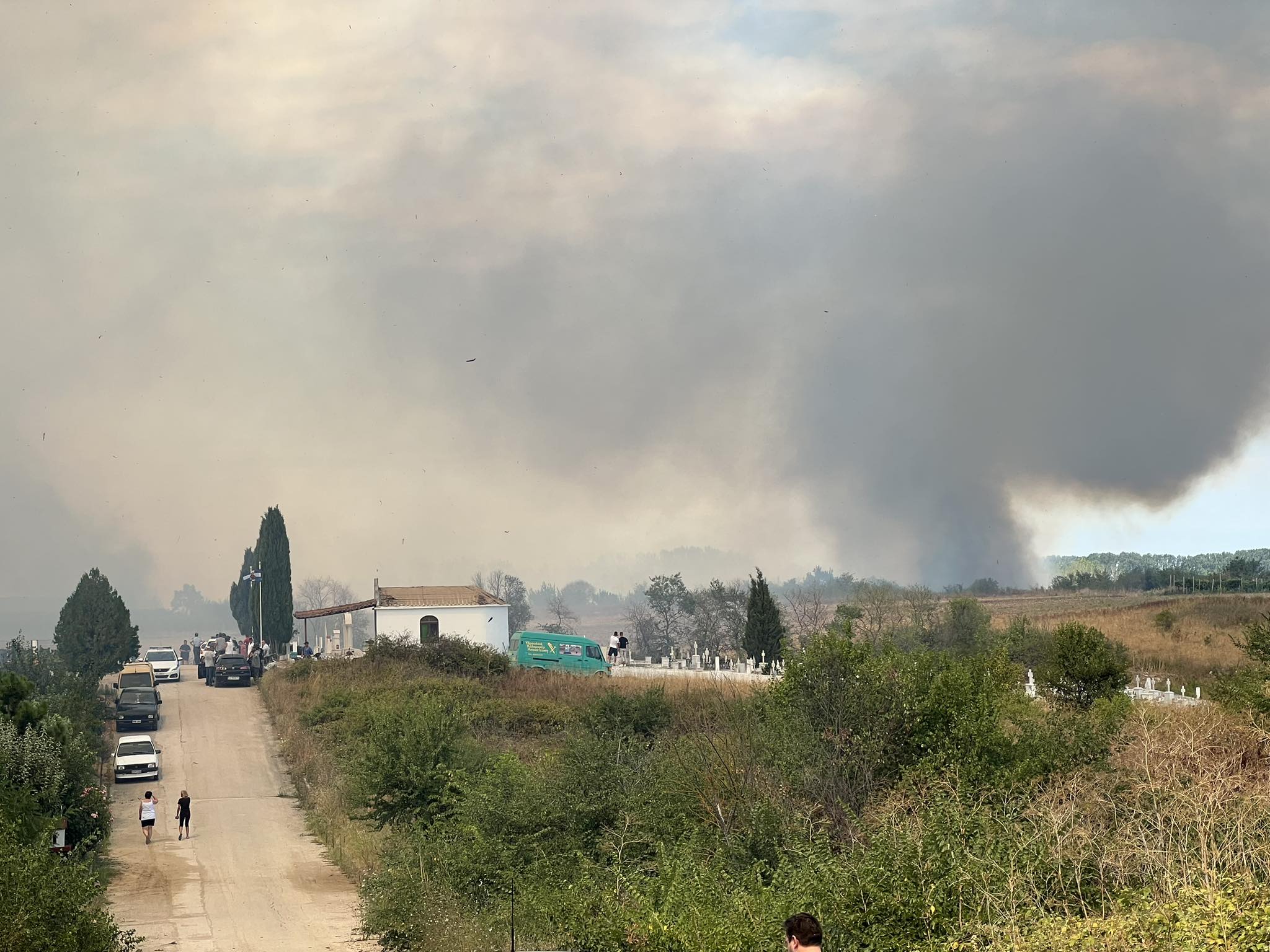 Μεγάλη φωτιά στην Οινόη Ορεστιάδας – Εκκενώνονται σπίτια