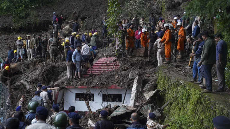 Πλημμύρες στην Ινδία: Νεκροί και εγκλωβισμένοι στα ερείπια ναού που κατέρρευσε (vids)