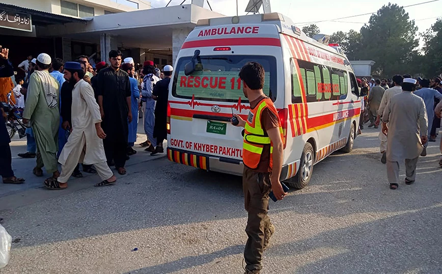 Πακιστάν: Τουλάχιστον 4 νεκροί και 18 τραυματίες από τη σύγκρουση λεωφορείου με φορτηγό