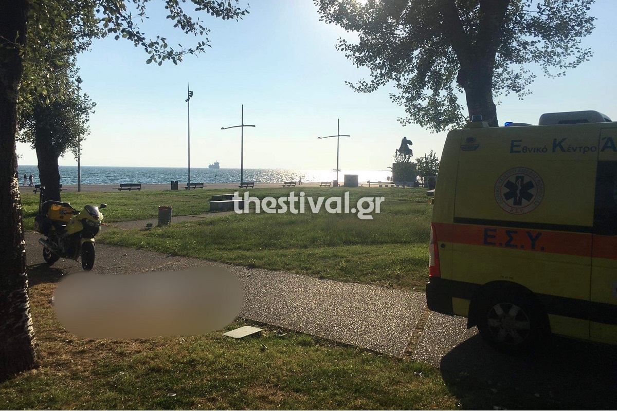 Θεσσαλονίκη: Άστεγος νεκρός για ώρες στα γρασίδια της νέας παραλίας (pics&vid)