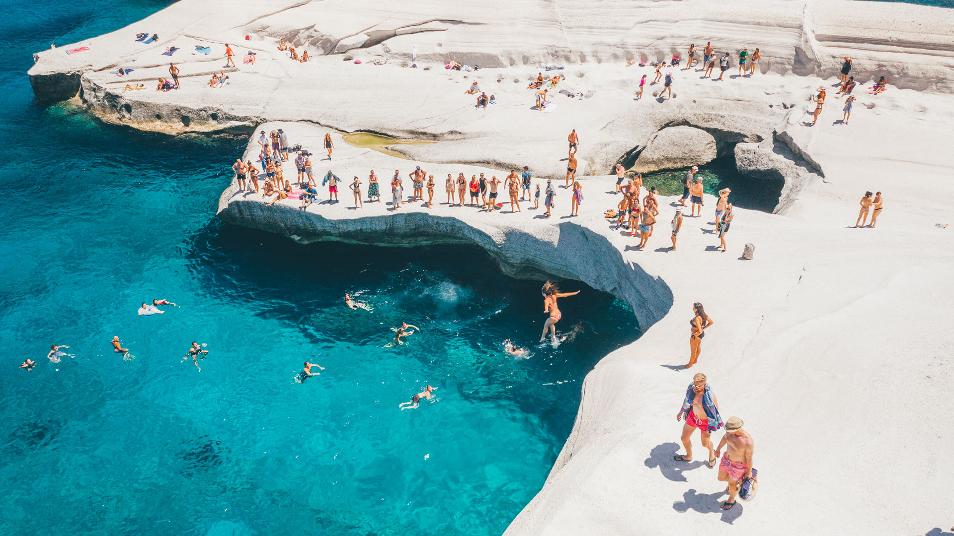 Η Vogue αποθεώνει τις παραλίες της Ελλάδας
