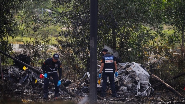Μαλαισία: Δέκα νεκροί από συντριβή αεροσκάφους σε αυτοκινητόδρομο (vid)