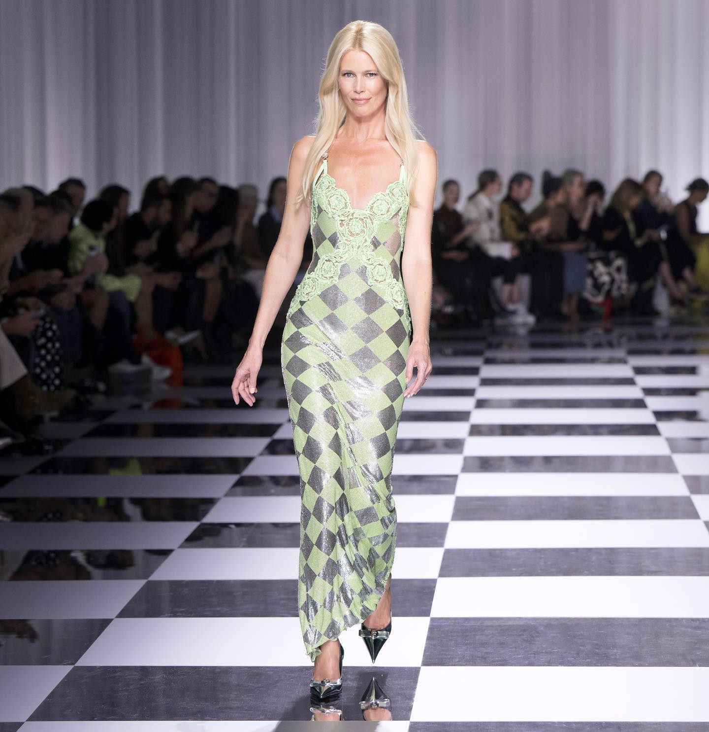 Η Κλόντια Σίφερ περπάτησε στην πασαρέλα του οίκου Versace