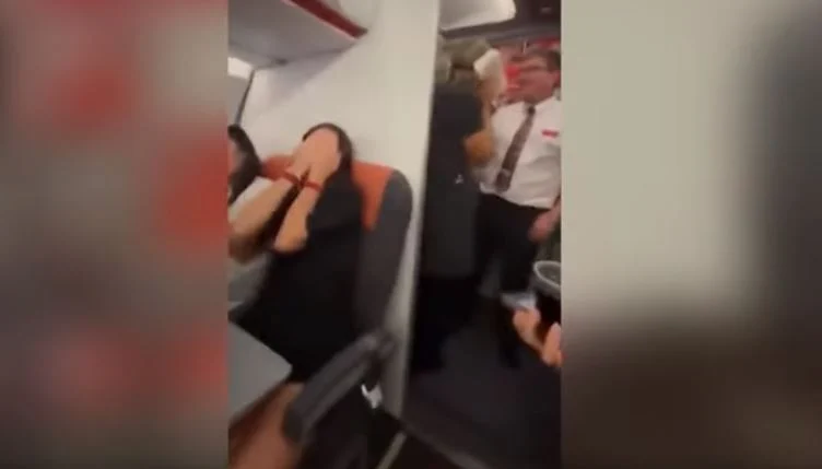 Βίντεο με το ασυγκράτητο ζευγάρι που πιάστηκε στα πράσα κατά τη διάρκεια πτήσης – Τι δήλωσε η μητέρα του 23χρονου