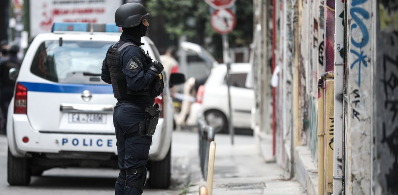 Αστυνομικοί σε VIP: Κουβούκλιο σε επιχειρηματία και 9 από 3 αστυνομικούς σε δημοσιογράφο αποκαλούμενο Αρτέμη Μάτσα