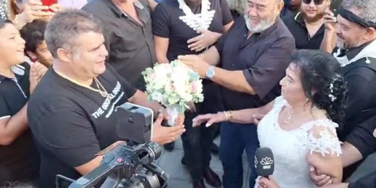 Ο γάμος της χρονιάς στην Κρήτη: Παντρεύτηκαν η 82χρονη Παρασκιώ και ο 41χρονος Κωστής (βίντεο)