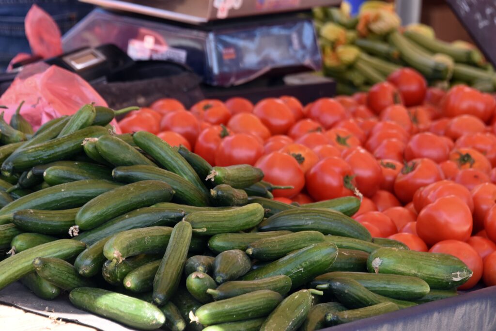 Αισχροκέρδεια στη Λάρισα:  Δέκα ευρώ για 1 κιλό χόρτα και 1 μαρούλι