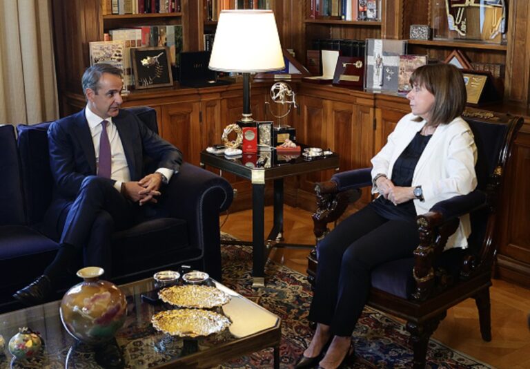 Προεδρικό Μέγαρο: Συνάντηση του Μητσοτάκη με την ΠτΔ στο Προεδρικό