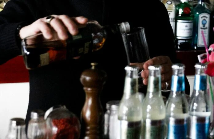 Κέρκυρα: Λουκέτο σε μπαρ που σέρβιραν σφηνάκια από… υπολείμματα ποτών!