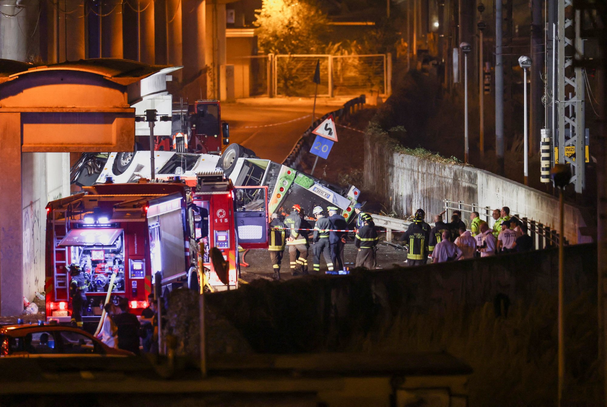 Βίντεο ντοκουμέντο από την τραγωδία στη Βενετία: Η στιγμή που το λεωφορείο πέφτει από τη γέφυρα