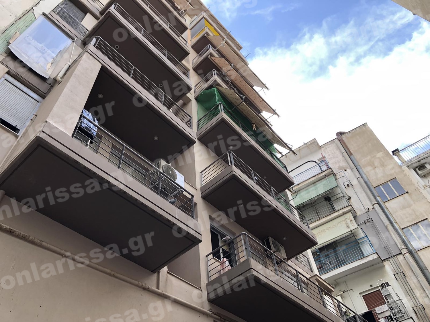 Λάρισα: Γυναίκα έπεσε στο κενό από τον τρίτο όροφο πολυκατοικίας (pics)
