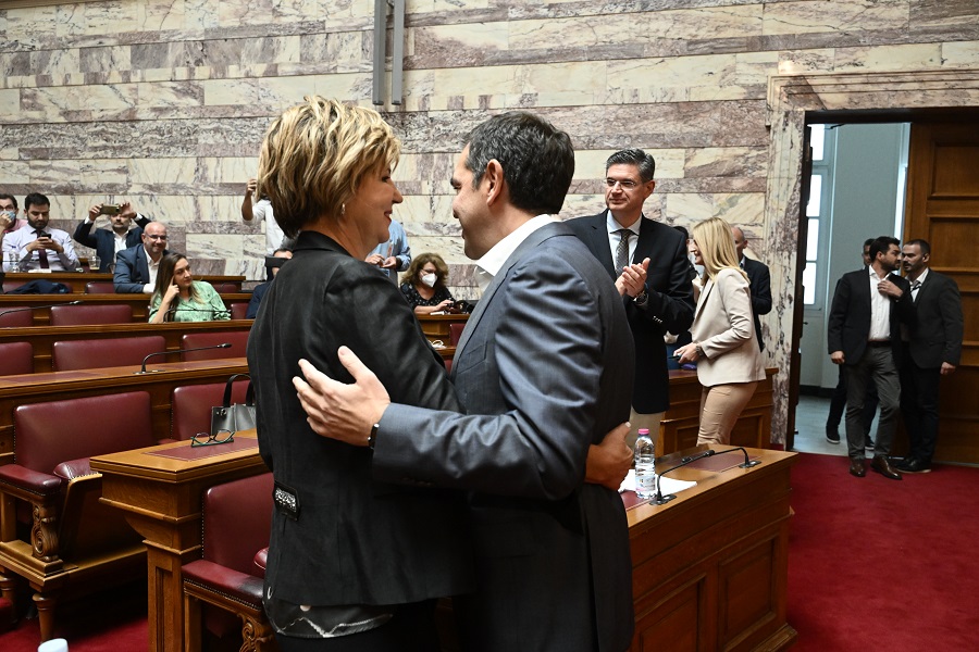 ΣΥΡΙΖΑ: Χειροκροτήματα και αγκαλιές στον Αλέξη Τσίπρα πριν την ομιλία Κασσελάκη