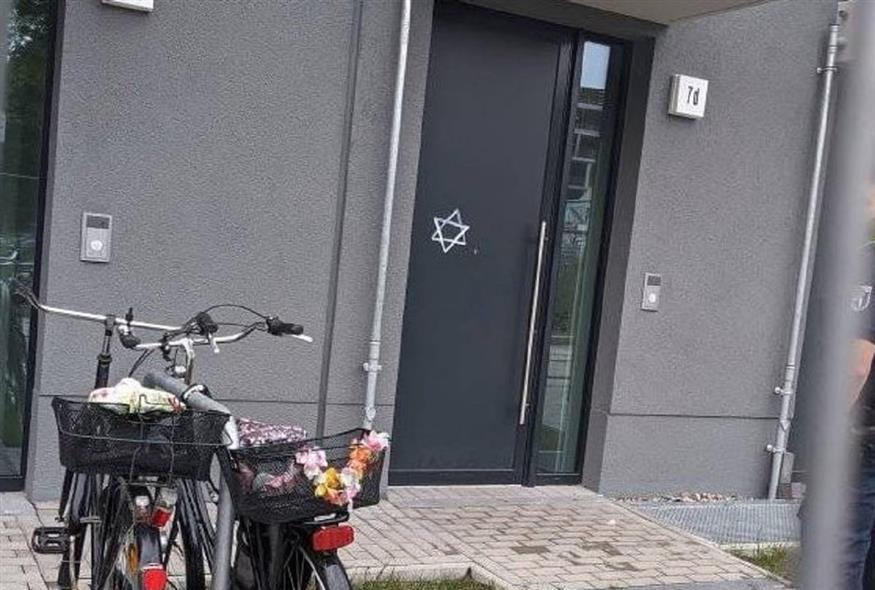 Βερολίνο -Εικόνες άλλης εποχής: Σημαδεύουν σπίτια Εβραίων με το Άστρο του Δαβίδ