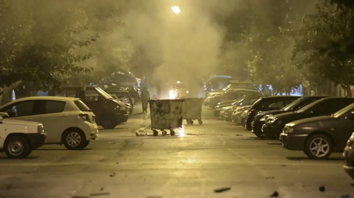 Νύχτα επεισοδίων σε Ηράκλειο και Εξάρχεια: Συγκρούσεις νεαρών με αστυνομικούς, τραυματίστηκε μια κοπέλα