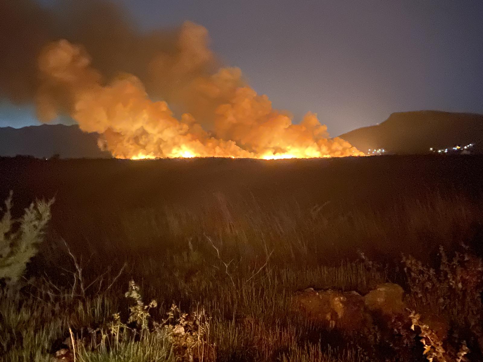 Ανεξέλεγκτη η φωτιά στον Μαραθώνα – Φόβος για το δάσος του Σχοινιά