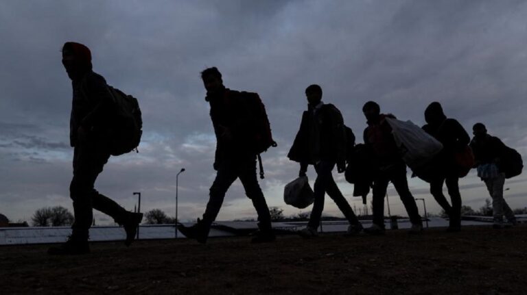Βουλή: Στηρίζουν την τροπολογία για τους μετανάστες ΣΥΡΙΖΑ-ΠΑΣΟΚ
