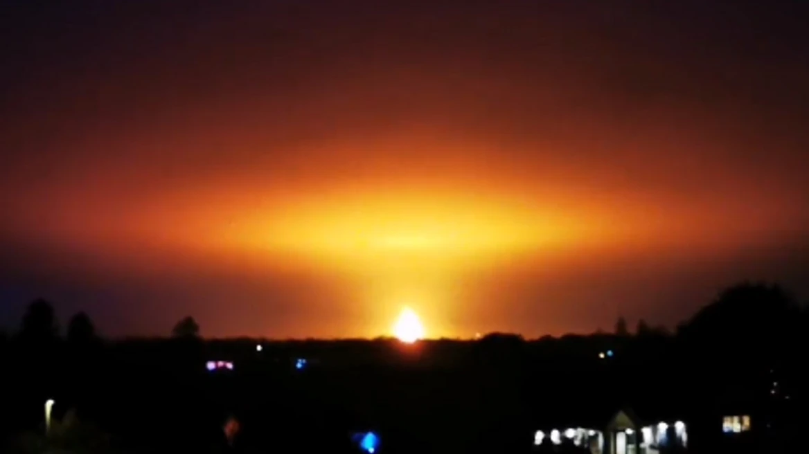 Οξφόρδη: Τεράστια έκρηξη μετά από χτύπημα κεραυνού σε εργοστάσιο (βίντεο)