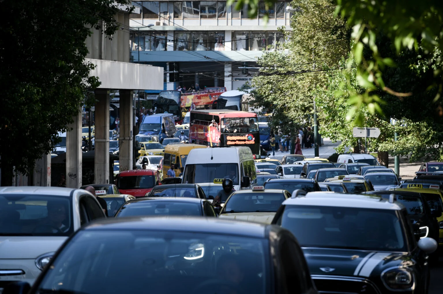 Κίνηση τώρα: Ακινητοποιημένο όχημα στην Κατεχάκη – Καραμπόλα στον Κηφισό